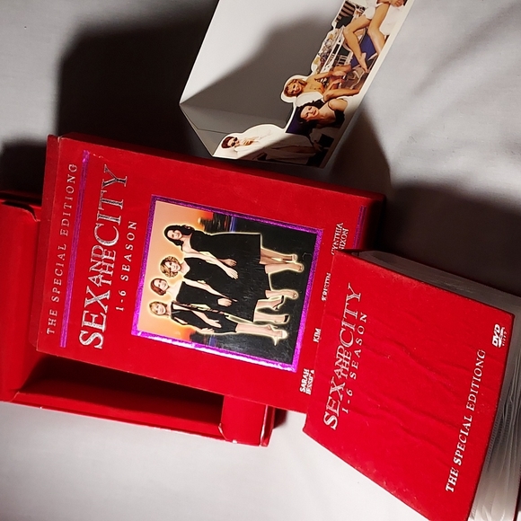 Sex and the City Seasons 1 - 6 In Red Velvet-like Case Special Edition DVDs - Picture 5 of 15